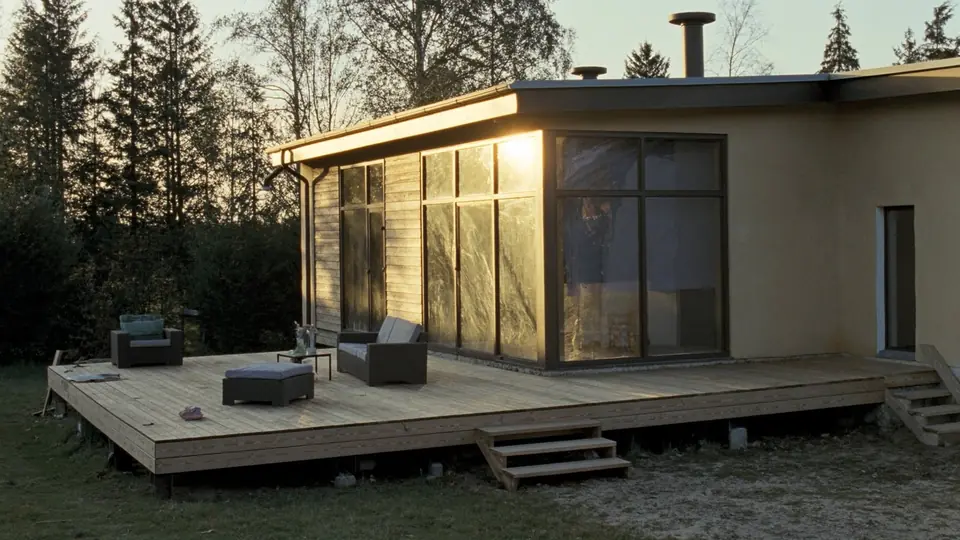 Ny terrasse i furu langs et hus i skogkanten, med to trapper